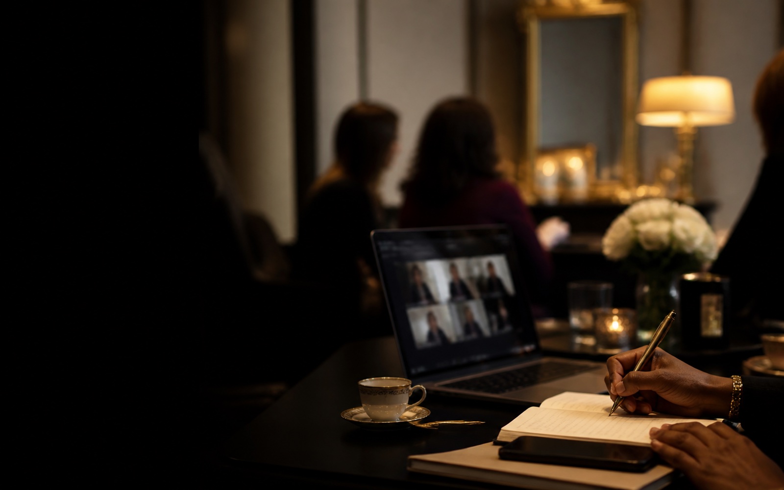 Ambiance de masterclass en ligne avec carnet de notes et participants en soirée.